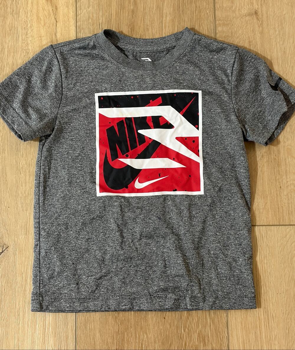 Nike R3 size 6 Boys shirt gray - Russell Wilson